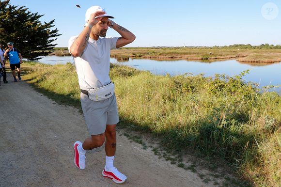 Le chanteur-auteur-compositeur Ycare a démarré ce matin une aventure hors du commun : une marche en Vendée à raison de 25 à 30km par jour, du lundi 25 mai au lundi 17 juin.
Avec chaque soir un Concert en guitare-voix dans un endroit insolite.  

© Noël Carrier/Bestimage