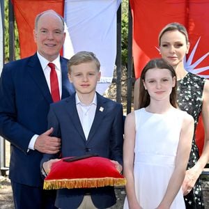 Albert et Charlene de Monaco se sont rendus aux Baux-de-Provence avec leurs jumeaux Jacques et Gabriella.

 Le prince Albert II de Monaco, la princesse Charlène de Monaco, le prince Jacques de Monaco, marquis des Baux et la princesse Gabriella de Monaco lors de leur visite officielle aux Baux-de-Provence, France . © Bruno Bebert/Bestimage