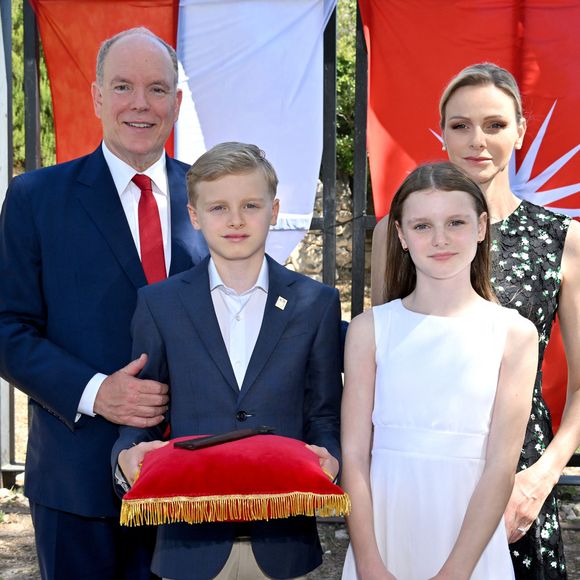 Albert et Charlene de Monaco se sont rendus aux Baux-de-Provence avec leurs jumeaux Jacques et Gabriella.

 Le prince Albert II de Monaco, la princesse Charlène de Monaco, le prince Jacques de Monaco, marquis des Baux et la princesse Gabriella de Monaco lors de leur visite officielle aux Baux-de-Provence, France . © Bruno Bebert/Bestimage