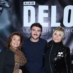 Exclusif - Dominique Tapie, Sophie Tapie (enceinte) , son mari Baptiste Germain au photocall de la soirée Ciné-concert symphonique "Alain Delon, le dernier Samouraï" au Palais des congrès à Paris le 8 novembre 2024 le jour de son anniversaire.

© Jacovides / Moreau / Bestimage