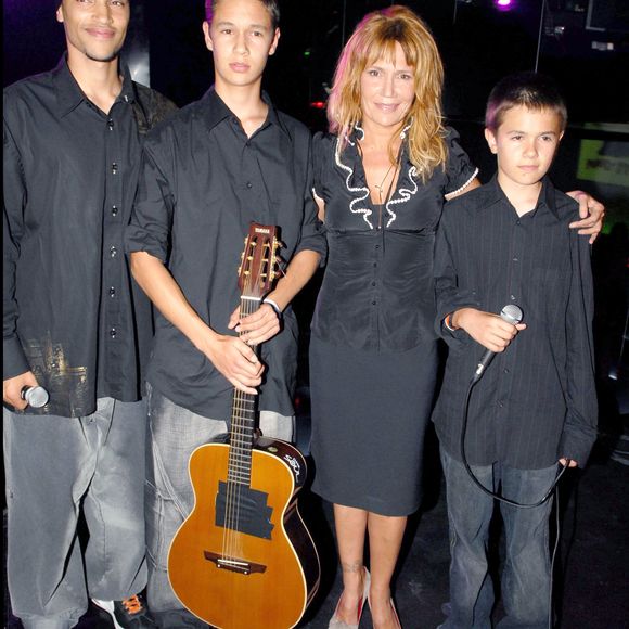 Clémentine Célarié, qui fête ses 68 ans aujourd'hui, est la mère de trois enfants...

Clémentine Célarié et ses enfants lors d’un concert au VIP Room, à Paris.
Rachid Bellak / Bestimage
