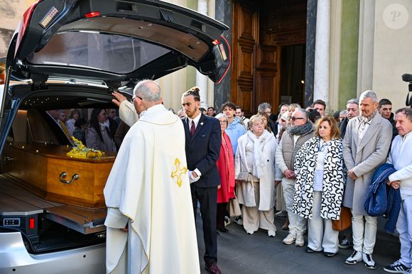 Le cercueil de la défunte aux obsèques d'Evelyne Leclercq en la cathédrale Sainte-Réparate de Nice, France, le 13 janvier 2026. Une tenue blanche ou claire est souhaitée pour la cérémonie. Ni fleurs, ni couronnes. Selon la volonté de la défunte Evelyne, des dons en faveur du pôle cancérologie Arnault Tzanck pourront être effectués par chèque à l'ordre de FDD AAT ou via un lien numérique HelloAsso - Campagne de dons, Institut du Cancer de Mougins. © Bruno Bebert/Bestimage