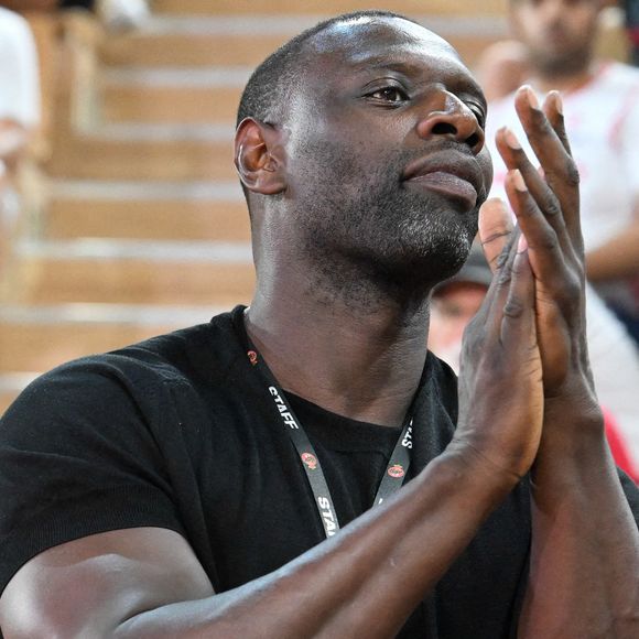 La raison ? Son chien, avec lequel il voyageait, n'aurait pas porté de muselière, ce qui est contraire au règlement de la compagnie. Omar Sy aurait finalement accepté de respecter les consignes afin de pouvoir monter à bord du train.

Omar SY, acteur français et actionnaire de Paris, lors de la finale Betclic Elite, match 4, entre Monaco et Paris, à l'Adidas Arena, le 22 juin 2025 à Paris, en France. Photo : Pascal Della Zuana/Icon Sport/ABACAPRESS.COM