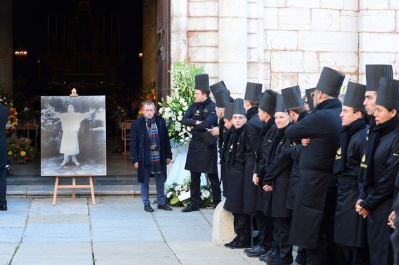 "Putain de début d’année! Après Jean-Luc Petitrenaud, le célébrissime Clément Bruno de Lorgues, ami et aimé de tous, vient de nous quitter. À son épouse, ses 2 fils et fille nous présentons nos condoléances les plus sincères", avait-il écrit.

Le chef Jacques Maximin et la brigade de cuisine du chef Clément Bruno - Obsèques du chef Clément Bruno en la collégiale Saint-Martin de Lorgues, France, le 3 février 2025. © Alain Brun-Jacob/Bestimage