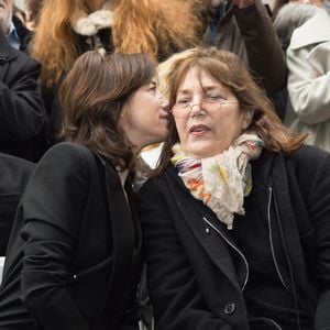Charlotte Gainsbourg et sa mère Jane Birkin - Cérémonie d'inauguration de la plaque commémorative en l'honneur de Serge Gainsbourg, au 11 bis Rue Chaptal (où le chanteur passa une partie de son enfance), à Paris. Le 10 Mars 2016
