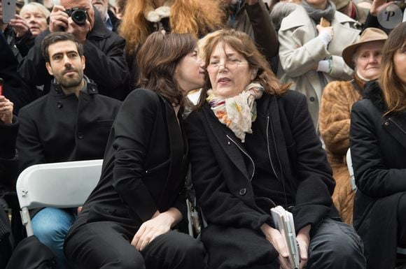 Charlotte Gainsbourg et sa mère Jane Birkin - Cérémonie d'inauguration de la plaque commémorative en l'honneur de Serge Gainsbourg, au 11 bis Rue Chaptal (où le chanteur passa une partie de son enfance), à Paris. Le 10 Mars 2016