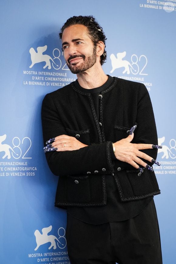 Marc Jacobs au photocall Marc By Sofia lors du 82ème Festival International du Film de Venise le 2 septembre 2025 à Venise, Italie.  (Photo by Lucia Sabatelli / Bestimage)