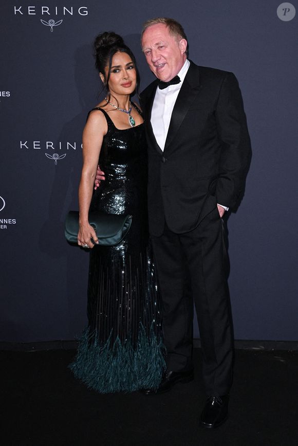 Salma Hayek et François-Henri Pinault, qui n’est autre que le directeur du groupe Kering, étaient là

Salma Hayek et Francois-Henri Pinault lors de la remise des prix Kering Women in Motion, dans le cadre du 78ème Festival de Cannes, Place de la Castre. Crédit : Doug Peters/EMPICS