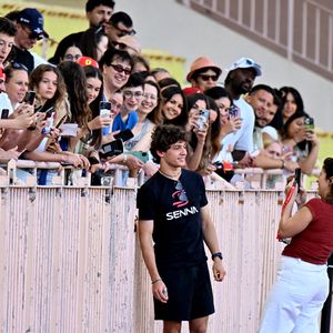Kimi Antonelli lors du match de football caritatif au stade Louis II de Monaco opposant les Barbagiuans aux pilotes de l'équipe Nazionale Piloti dans le cadre de la "Racing Stars Football Cup" le 3 juin 2026.
Depuis 35 ans, des pilotes automobiles participent chaque année à un match de football caritatif organisé à Monaco. Ce " match des pilotes " a accueilli tous les plus grands de la Formule 1, y compris Michael Schumacher. En 2025, une nouvelle mouture a vu le jour, la Racing Stars Football Cup, sous la houlette de Louis Ducruet, le fils de la princesse Stéphanie. Ce 3 juin 2026, avait lieu la deuxième édition de l'événement caritatif, organisé au profit de deux associations.
Les fonds récoltés lors de l'événement seront reversés à deux associations. La première est " Mercy Ships ", qui déploie des navires-hôpitaux afin d'offrir des soins chirurgicaux gratuits en Afrique. La seconde association est " Les Soins de l'espoir ", qui est engagée auprès d'enfants et d'adultes défavorisés en Asie du Sud-Est, notamment au Vietnam.
Les Barbagiuans ont remporté le match 6 - 2

© Bruno Bebert / Bestimage