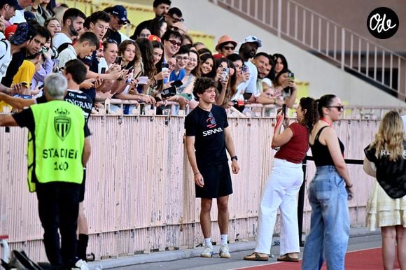 Kimi Antonelli lors du match de football caritatif au stade Louis II de Monaco opposant les Barbagiuans aux pilotes de l'équipe Nazionale Piloti dans le cadre de la "Racing Stars Football Cup" le 3 juin 2026.
Depuis 35 ans, des pilotes automobiles participent chaque année à un match de football caritatif organisé à Monaco. Ce " match des pilotes " a accueilli tous les plus grands de la Formule 1, y compris Michael Schumacher. En 2025, une nouvelle mouture a vu le jour, la Racing Stars Football Cup, sous la houlette de Louis Ducruet, le fils de la princesse Stéphanie. Ce 3 juin 2026, avait lieu la deuxième édition de l'événement caritatif, organisé au profit de deux associations.
Les fonds récoltés lors de l'événement seront reversés à deux associations. La première est " Mercy Ships ", qui déploie des navires-hôpitaux afin d'offrir des soins chirurgicaux gratuits en Afrique. La seconde association est " Les Soins de l'espoir ", qui est engagée auprès d'enfants et d'adultes défavorisés en Asie du Sud-Est, notamment au Vietnam.
Les Barbagiuans ont remporté le match 6 - 2

© Bruno Bebert / Bestimage
