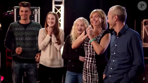 Révélée à 19 ans dans l’émission, elle avait marqué les coachs et le public par son interprétation de Wayfaring Stranger de Johnny Cash. 

Yana De Saedeleer lors de sa prestation dans The Voice van Vlaanderen, diffusée en 2016 sur VTM