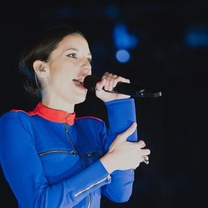 Plusieurs titres de Jain sont devenus des tubes : Makeba et Come ont été choisis pour incarner des publicités Orange, Renault et Levi's
La chanteuse Jain en concert à  Solidays 2018  - Paris le 22 juin 2018
 © Alexandre Fumeron / Bestimage