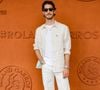 "J’ai appelé mon plus ancien ami d’école primaire pour qu’il me dessine Edmond mettant le cap vers son destin…", a-t-il écrit sur son Instagram. 

Pierre Niney au village lors des Internationaux de France de Tennis de Roland Garros 2025, à Paris, France, le 8 juin 2025. © Cyril Moreau/Bestimage
