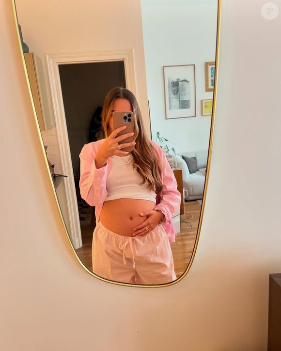 De son côté, Arnaud poursuit son actualité musicale avec Bon Entendeur, qui vient de sortir un remix estival du tube Toute Première Fois avec Jeanne Mas.

Margaux Lignel, la femme d'Arnaud Bonet, a publié de nombreuses photos de l'annonce de sa grossesse sur Instagram.