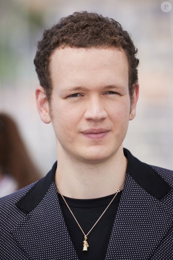 Ayant grandi auprès de deux acteurs reconnus, il a pourtant évité avec soin cette voie après une expérience malheureuse.

Noé Boon au photocall du film "Moi Aussi" lors du 77ème Festival International du Film de Cannes au Palais des Festivals à Cannes, France, le 17 mai 2024. © Jacovides-Moreau/Bestimage