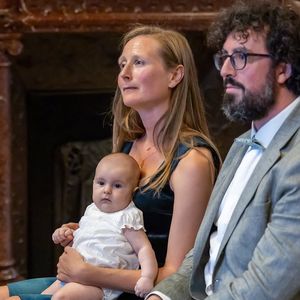 La princesse Charlène a pris le bébé dans ses bras avec tendresse.

Charlene de Monaco est allée à la rencontre de Anna Ella Carlevaris, la 10 000ème citoyenne de la Principauté. Capture d'écran Instagram