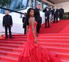 Tant de succès qui l'ont à nouveau conduite au Festival de Cannes, cette fois avec la chance de porter une somptueuse robe et d'être maquillée par une glam team !

Simone Ashley - Montée des marches du film "Karma" lors du 79ème Festival International du Film de Cannes, le 15 mai 2026. 

© Jacovides-Moreau / Bestimage