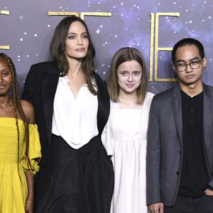 Cette décision intervient après des changements similaires concernant plusieurs de ses frères et sœurs, notamment Shiloh Jolie-Pitt et Maddox Jolie-Pitt.

Angelina Jolie et ses enfants : Shiloh Jolie-Pitt , Zahara, Vivienne, Maddox, Knox Leon au photocall de la première du film Les Eternels (Eternals) au cinéma BFI Imax de Londres le 27 octobre 2021. © Future-Image via ZUMA Press / Bestimage