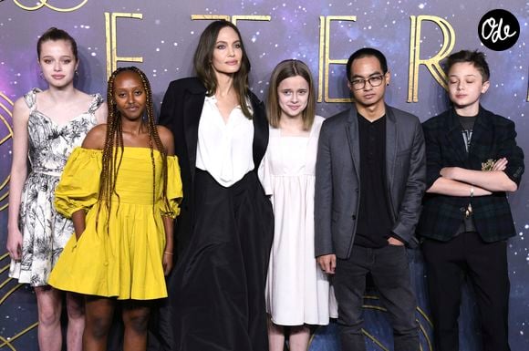 Cette décision intervient après des changements similaires concernant plusieurs de ses frères et sœurs, notamment Shiloh Jolie-Pitt et Maddox Jolie-Pitt.

Angelina Jolie et ses enfants : Shiloh Jolie-Pitt , Zahara, Vivienne, Maddox, Knox Leon au photocall de la première du film Les Eternels (Eternals) au cinéma BFI Imax de Londres le 27 octobre 2021. © Future-Image via ZUMA Press / Bestimage