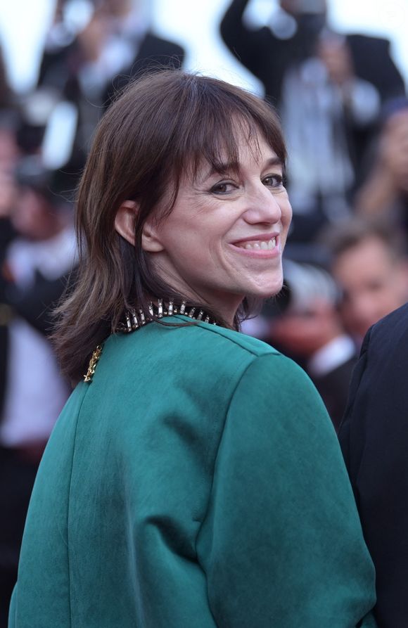 "J’hydrate ma peau avec des bains de vapeur", a-t-elle confié. 

Charlotte Gainsbourg - Montée des marches de "The Phoenician Scheme" lors du 78ème Festival International du Film de Cannes, le 18 mai 2025.
© Rachid Bellak/Bestimage