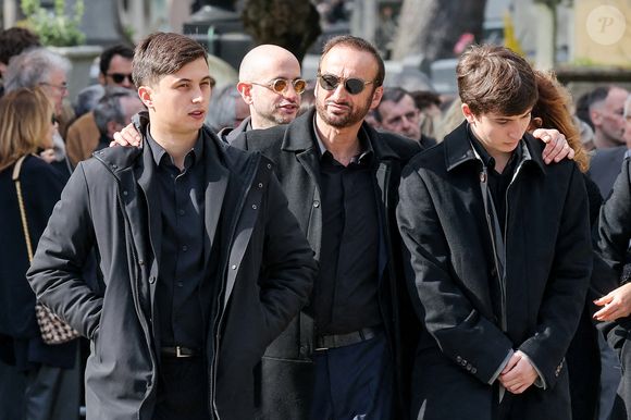 Le veuf Michel Ferracci et ses fils, Enzo et Maël aux arrivées des obsèques d'Emilie Dequenne au cimetière Père Lachaise à Paris, France, le 26 mars 2025. © Cyril Moreau/Bestimage