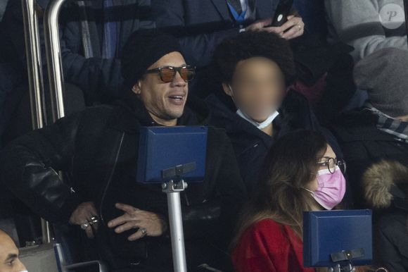 JoeyStarr a initié ses deux premiers fis au football.
Joey Starr et son fils au match de Ligue 1 PSG-Monaco (2-0)" au Parc des Princes à Paris le 12 décembre 2021. © Cyril Moreau/Bestimage