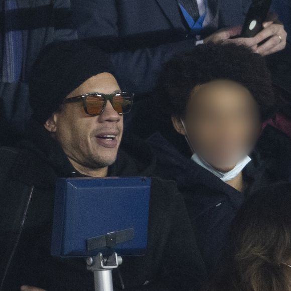 JoeyStarr a initié ses deux premiers fis au football.
Joey Starr et son fils au match de Ligue 1 PSG-Monaco (2-0)" au Parc des Princes à Paris le 12 décembre 2021. © Cyril Moreau/Bestimage