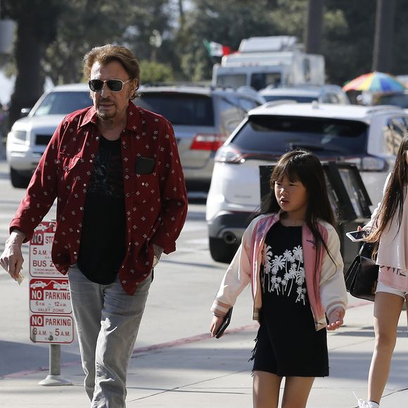 Johnny Hallyday avec sa femme Laeticia, leurs filles Jade et Joy, Marie Poniatowski avec son mari Pierre Rambaldi et leur fille Tess, à Santa Monica, le 1er avril 2017. (Agence / Bestimage).