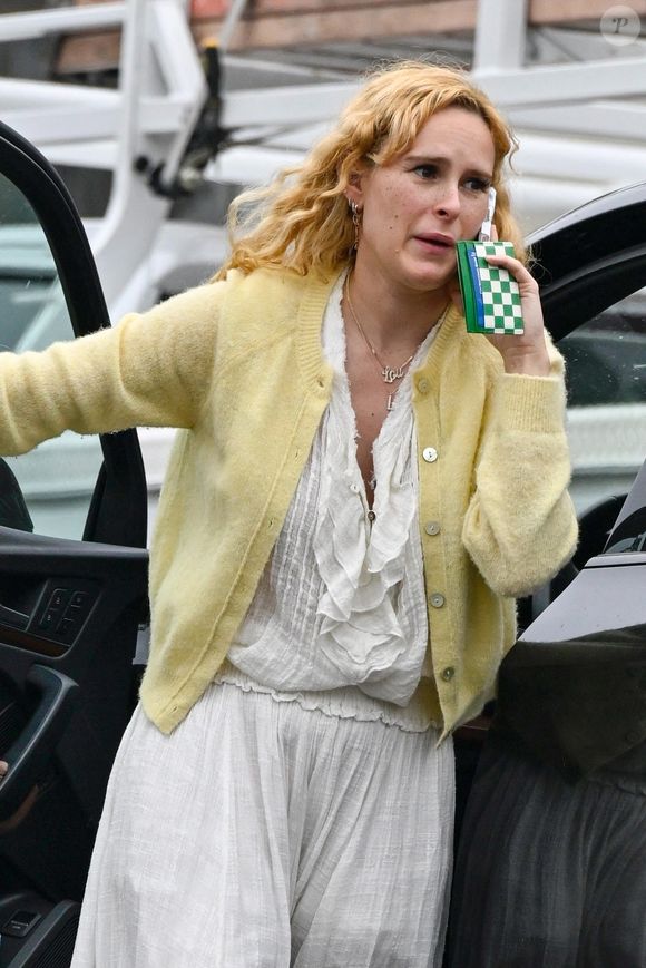 La fille de Bruce Willis, Rumer, semble inquiète alors qu'elle est au téléphone cet après-midi, pendant sa pause café habituelle.
©Backgrid USA / Bestimage