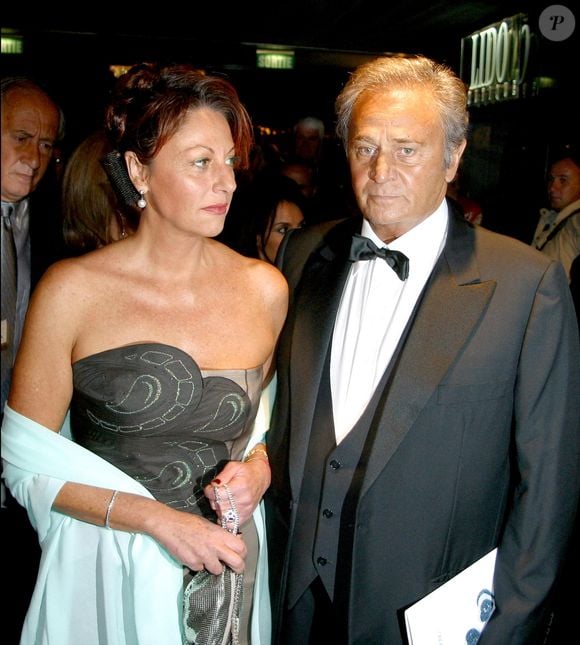 Roger Hanin et une amie à la soirée de gala ' Scorpus Awards ' au Lido en 2005.