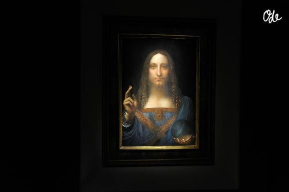Une peinture de Léonard de Vinci sera mise aux enchères pour 100 millions de dollars par Christie's, le 15 novembre prochain, à New York le 5 novembre 2017. Fait rarissime : le dernier tableau du peintre italien Léonard de Vinci dans les mains d'un collectionneur privé sera vendu lors d'enchères organisées par Christie's, qui estime son prix à 100 millions de dollars environ. "Salvator Mundi" ("Le sauveur du monde"), tableau d'une finesse extrême qui représente le Christ en tenue bleue, a longtemps été considéré comme une copie, avant que des experts n'attestent de son authenticité. Agence - Bestimage