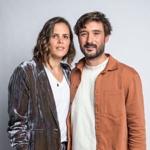Cette cohabitation unique leur permet de partager les moments essentiels tout en conservant chacun un espace de vie distinct.

Exclusif - Jeremy Frerot et sa femme Laure Manaudou - Backstage - Enregistrement de l'émission "La Chanson secrète 11" à Paris, diffusée le 24 juin sur TF1. Le 15 janvier 2022
© Cyril Moreau / Bestimage