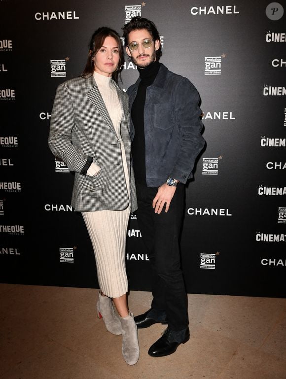 Pierre Niney et sa femme Natasha Andrew - Avant première du film "Amants" lors de la soirée d'ouverture de la rétrospective Nicole Garcia à la cinémathèque française à Paris le 15 novembre 2021. © Veeren/Bestimage