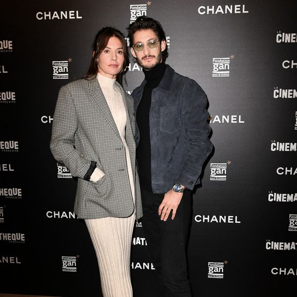 Pierre Niney et sa femme Natasha Andrew - Avant première du film "Amants" lors de la soirée d'ouverture de la rétrospective Nicole Garcia à la cinémathèque française à Paris le 15 novembre 2021. © Veeren/Bestimage