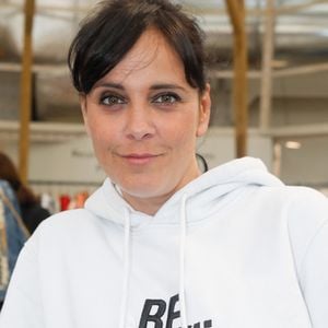 Il s'agit de Laure Cohen, connu sous le nom de Koxie.

Exclusif - Koxie (Laura Cohen) lors du Cocktail dînatoire et de la soirée découverte de l'univers des marques Atelier R&C et Be au 7ème Ciel (Le Printemps) à Paris le 9 juin 2022. © Christophe Clovis / Bestimage