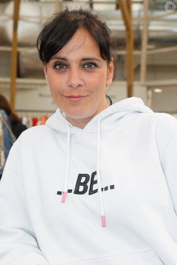 Il s'agit de Laure Cohen, connu sous le nom de Koxie.

Exclusif - Koxie (Laura Cohen) lors du Cocktail dînatoire et de la soirée découverte de l'univers des marques Atelier R&C et Be au 7ème Ciel (Le Printemps) à Paris le 9 juin 2022. © Christophe Clovis / Bestimage