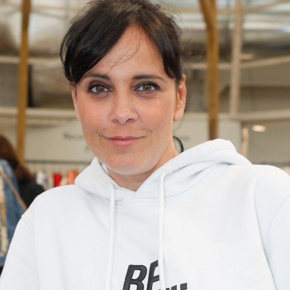 Il s'agit de Laure Cohen, connu sous le nom de Koxie.

Exclusif - Koxie (Laura Cohen) lors du Cocktail dînatoire et de la soirée découverte de l'univers des marques Atelier R&C et Be au 7ème Ciel (Le Printemps) à Paris le 9 juin 2022. © Christophe Clovis / Bestimage