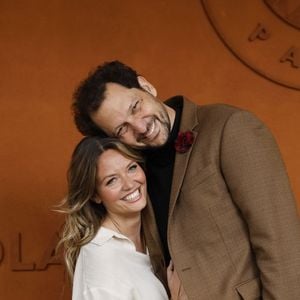 L’événement s’est transformé en rendez-vous glamour, réunissant de nombreux couples comme Éric Antoine venus avec sa compagne, Jennifer Demey.

Éric Antoine et sa compagne Gennifer Demey lors des Internationaux de France de Tennis de Roland Garros 2025, à Paris, France, le 7 juin 2025. 

© Cyril Moreau / Bestimage
