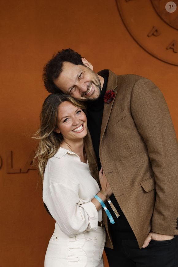 L’événement s’est transformé en rendez-vous glamour, réunissant de nombreux couples comme Éric Antoine venus avec sa compagne, Jennifer Demey.

Éric Antoine et sa compagne Gennifer Demey lors des Internationaux de France de Tennis de Roland Garros 2025, à Paris, France, le 7 juin 2025. 

© Cyril Moreau / Bestimage