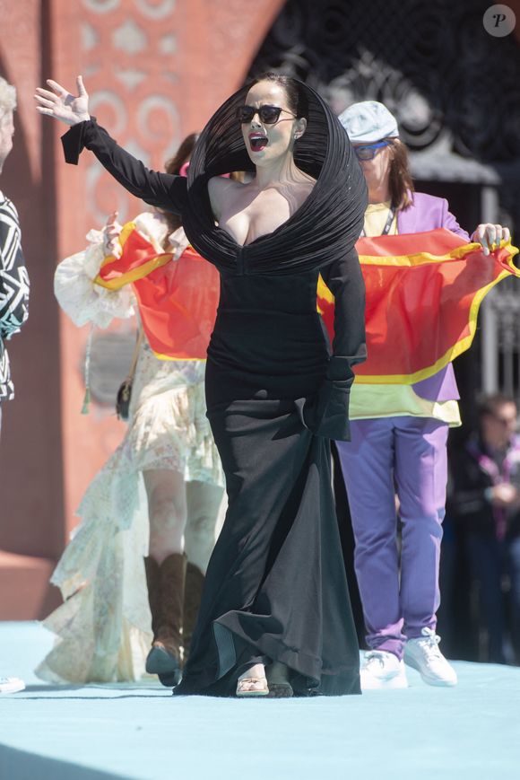La candidate de Monténégro Nina Zizic sur le Tapis turquoise de l'Eurovision, le 11 mai 2025, à Bâle, en Suisse. © Baden Roth/ZUMA Press Wire
