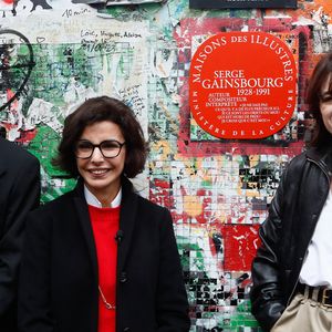 Ben Attal, Rachida Dati (ministre de la culture), Charlotte Gainsbourg lors de la cérémonie de dévoilement de la plaque "Maison des Illustres" de la Maison Gainsbourg à Paris, France, le 2 avril 2024. © Christophe Clovis/Bestimage