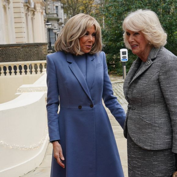 Brigitte Macron et Camilla Parker Bowles, reine consort d'Angleterre, assistent à la cérémonie de remise du prix littéraire de l'Entente à la résidence de l'ambassadeur de France à Londres, le 4 décembre 2024. 
© Julien Burton / Bestimage
