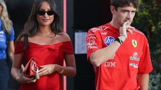 Un Grand prix de F1 chargé pour Charles Leclerc : Apparition de son épouse le ventre très arrondi et sortie de piste