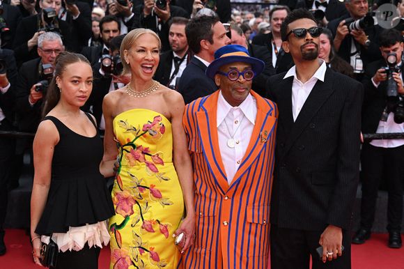 Un film du célèbre réalisateur américain Spike Lee

(de gauche à droite) Satchel Lee, Tonya Lewis Lee, Spike Lee et Jackson Lee, assistent à la première de "Highest 2 Lowest" au 78ème Festival de Cannes à Cannes, France. Date de la photo : lundi 19 mai 2025. 
Doug Peters/PA Wire