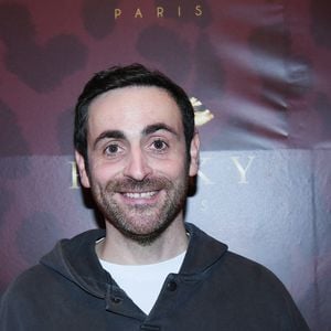 "Je remercie NRJ pour la confiance accordée durant ces deux années, Une nouvelle aventure m’attend. Je remercie toutes les équipes de NRJ. Ma team que j’aime. Et avant tout, les auditeurs pour leur fidélité".

Exclusif - Camille Combal - Le comédien Redouane Bougheraba inaugure son restaurant "Le Peaky" à Paris le 20 novembre 2024. © Rachid Bellak/Bestimage