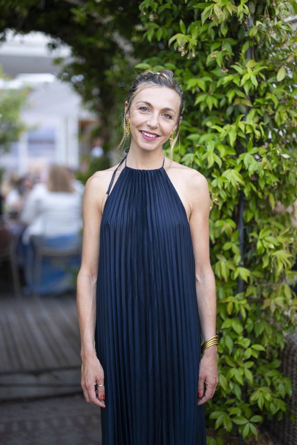 Vendredi 17 avril 2026, la comédienne de 41 ans a partagé une vidéo inattendue sur Instagram.

Exclusif - Amélie Etasse - Soirée en collaboration avec la marque de Rhum de JoeyStarr " Carnival " au restaurant Neptune à Monaco lors du 64ème Festival de Télévision de Monte Carlo le 14 juin 2025.
© Pierre Perusseau / Osuna / Bestimage
