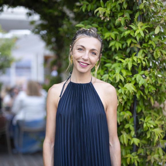 Vendredi 17 avril 2026, la comédienne de 41 ans a partagé une vidéo inattendue sur Instagram.

Exclusif - Amélie Etasse - Soirée en collaboration avec la marque de Rhum de JoeyStarr " Carnival " au restaurant Neptune à Monaco lors du 64ème Festival de Télévision de Monte Carlo le 14 juin 2025.
© Pierre Perusseau / Osuna / Bestimage