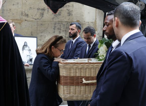 Mme Chabrier (mère de la défunte) - Sorties des Obsèques de Constance de la Fontaine en l'église Notre-Dame-de-Grâce-de-Passy à Paris le 12 mai 2026. © Coadic Guirec - Julien Sarkissian / Bestimage