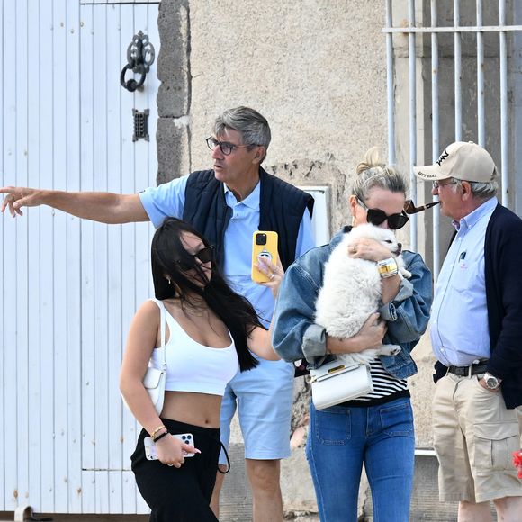 Exclusif - Prix spécial - No Web - Laeticia Hallyday et sa fille Joy -  Laeticia Hallyday sort d'un déjeuner en famille à Marseillan le 2 juillet 2024.
Laeticia Hallyday et ses filles Jade et Joy (qui résident depuis quelques jours dans la propriété familiale du Cap-d'Ail) ont déjeuné à Marseillan  avec Elyette Boudou "Mamie Rock" (qui fêtera ses 89 ans le 5 juillet prochain), accompagné de son père André Boudou et sa fille Alcéa (demi soeur de Laeticia). Toute la famille est allée déjeuner à la crêperie "La Maison de Camille" à Marseillan.

--- Pour infos voir vendeur ---