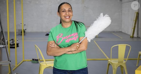 Fidèle à son style, elle prouve une fois de plus qu’on peut faire briller sa maison sans produits agressifs, juste avec bon sens et efficacité.

Souad Romero dans l'émission "Détox ta maison : 7 jours pour tout ranger diffusée sur TFX"